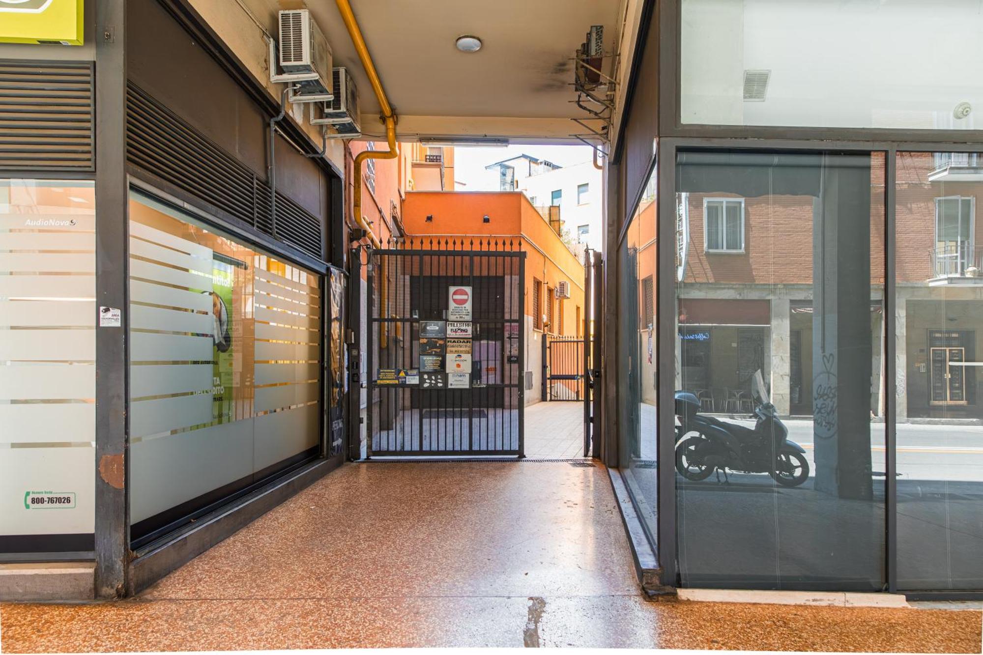 Nettuno Apartment - Private Garden In Bologna Center Экстерьер фото